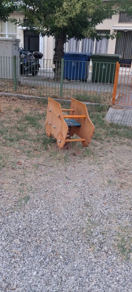 Πάτρα: Πλατεία διαλυμένη και επικίνδυνη στο ναό της Αγία Τριάδας ΦΩΤΟ