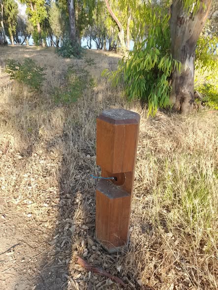 Αγυιά: Κίνδυνος ηλεκτροπληξίας από εκτεθειμένα καλώδια και ξηλωμένα φωτιστικά στο Ελος ΦΩΤΟ 5 Αγυιά: Κίνδυνος ηλεκτροπληξίας από εκτεθειμένα καλώδια και ξηλωμένα φωτιστικά στο Ελος ΦΩΤΟ
