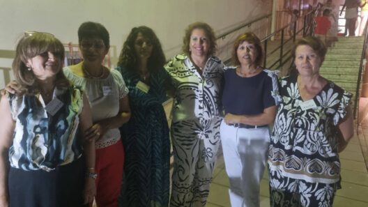 Έξι γυναίκες ποζάρουν χαμογελαστές σε εκδήλωση του Ανθρωπιστικού …