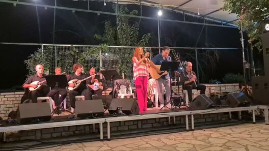 Μια μπάντα εμφανίζεται σε σκηνή τη νύχτα με γυναίκα τραγουδίστρια,…