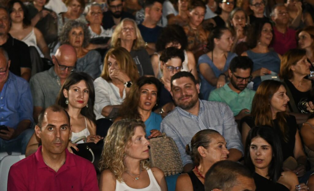 «Μήδεια» στην Πάτρα: Κατάμεστο το Θερινό Δημοτικό Θέατρο ΦΩΤΟ
