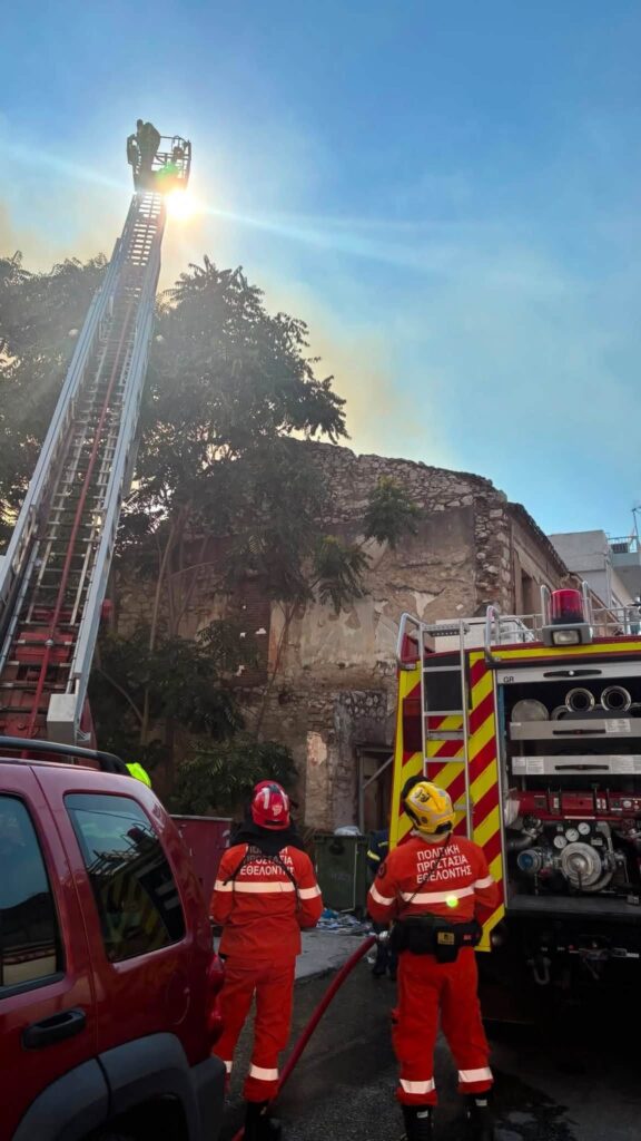Πάτρα: Πώς αποσοβήθηκε ο κίνδυνος για τη γειτονιά στη φωτιά στο ιστορικό κέντρο ΒΙΝΤΕΟ-ΦΩΤΟ