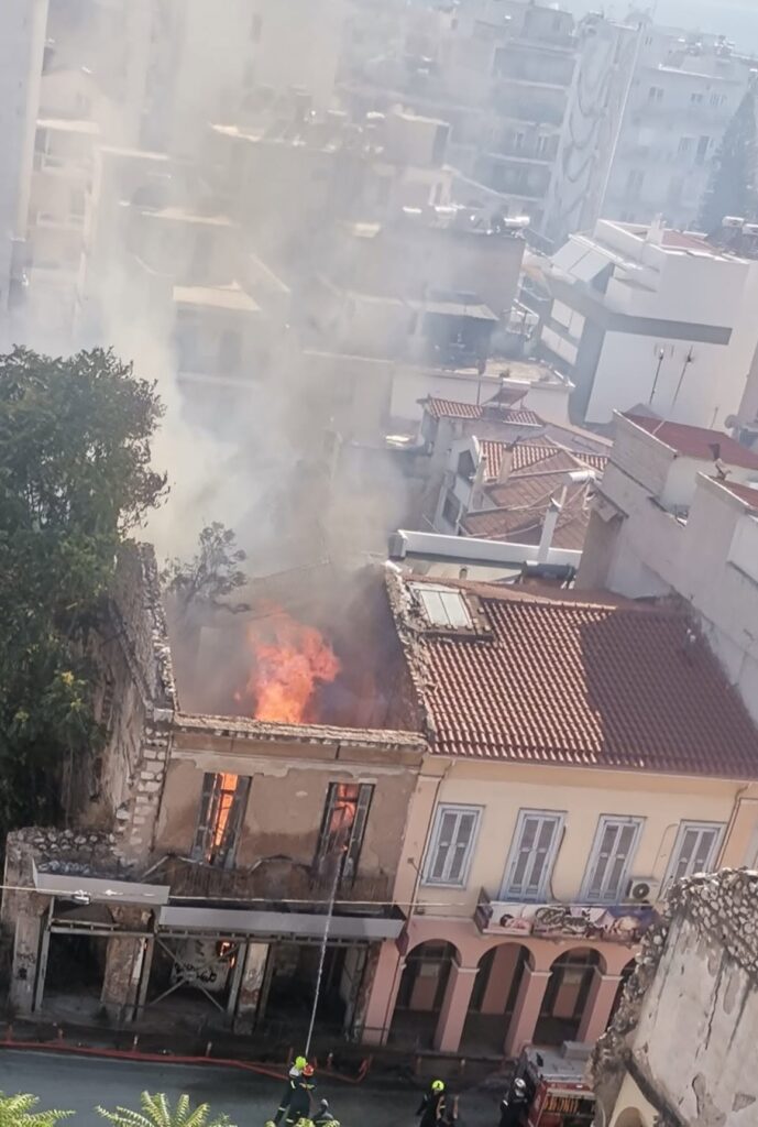Πάτρα: Μέτρα της Αστυνομίας για τυχόν κατάρρευση του παλιού κτιρίου που κάηκε ΦΩΤΟ