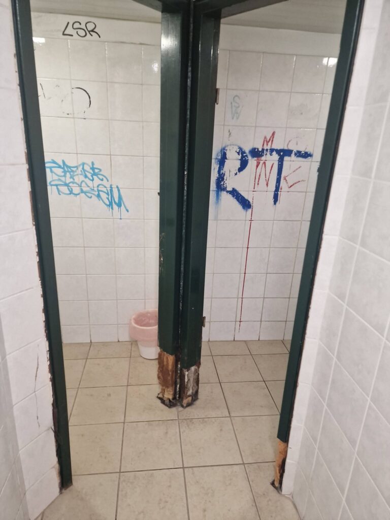 Πάτρα: Βρωμιά και δυσωδία σε κεντρικά σημεία με ευθύνες σε ιδιοκτήτες και καταστήματα ΦΩΤΟ