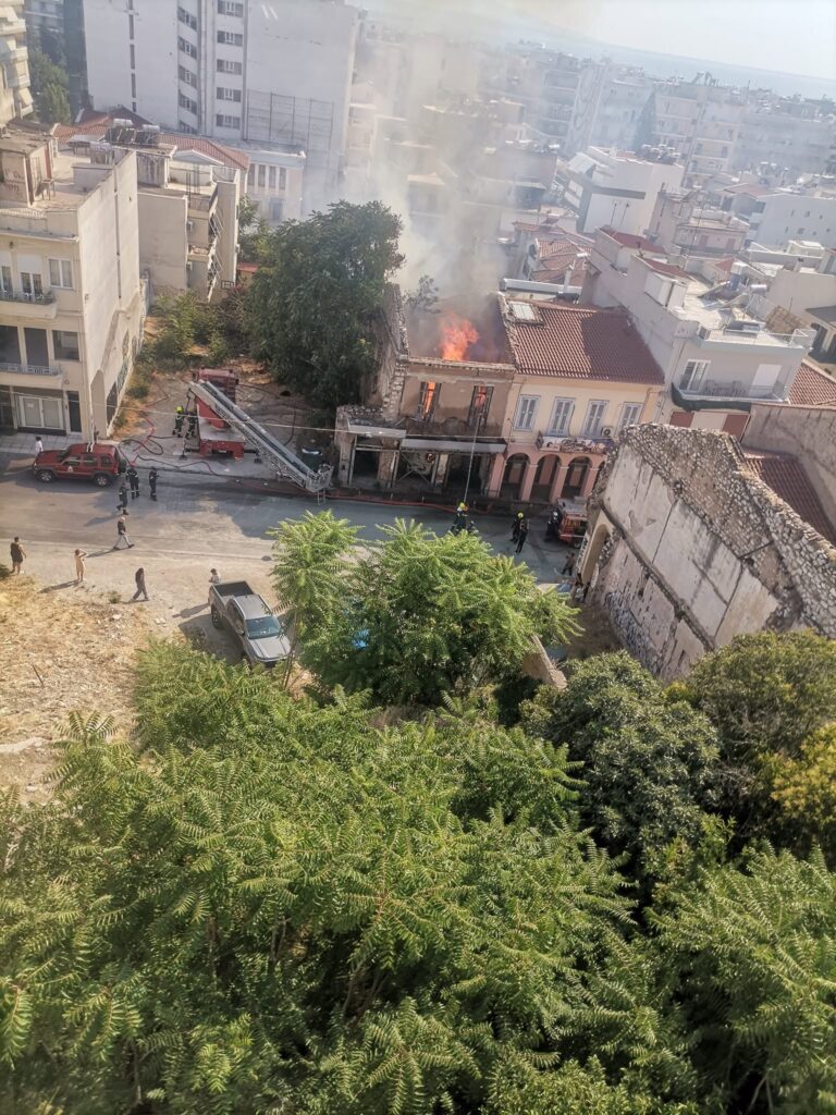 Πάτρα: Μέτρα της Αστυνομίας για τυχόν κατάρρευση του παλιού κτιρίου που κάηκε ΦΩΤΟ