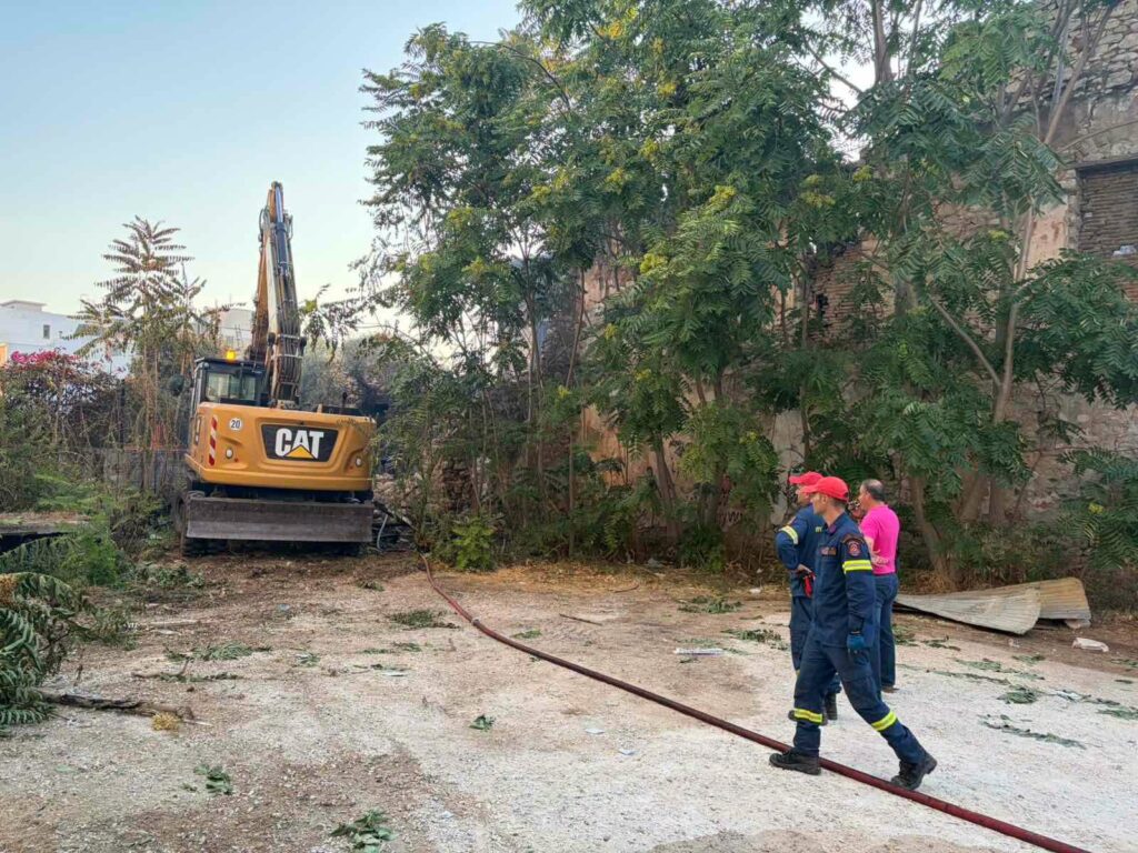 Πάτρα: Πώς αποσοβήθηκε ο κίνδυνος για τη γειτονιά στη φωτιά στο ιστορικό κέντρο ΒΙΝΤΕΟ-ΦΩΤΟ