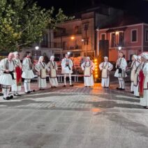 Παραδοσιακοί χορευτές με φουστανέλες και φορεσιές σε λαϊκή εκδήλω…