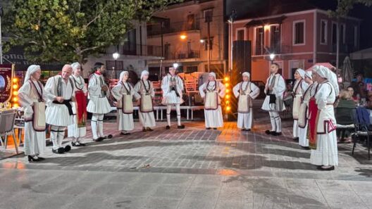 Παραδοσιακοί χορευτές με φουστανέλες και φορεσιές σε λαϊκή εκδήλω…