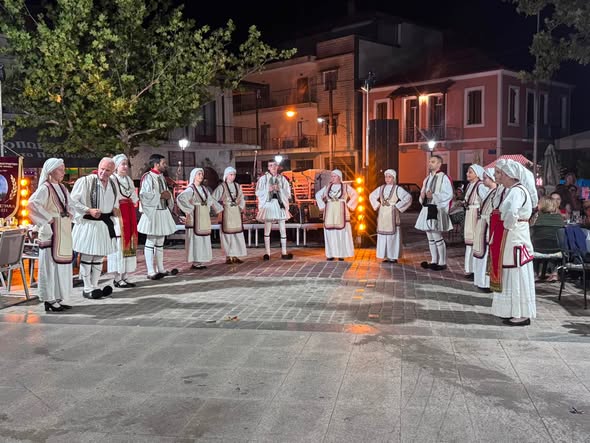 Παραδοσιακοί χορευτές με φουστανέλες και φορεσιές σε λαϊκή εκδήλω…