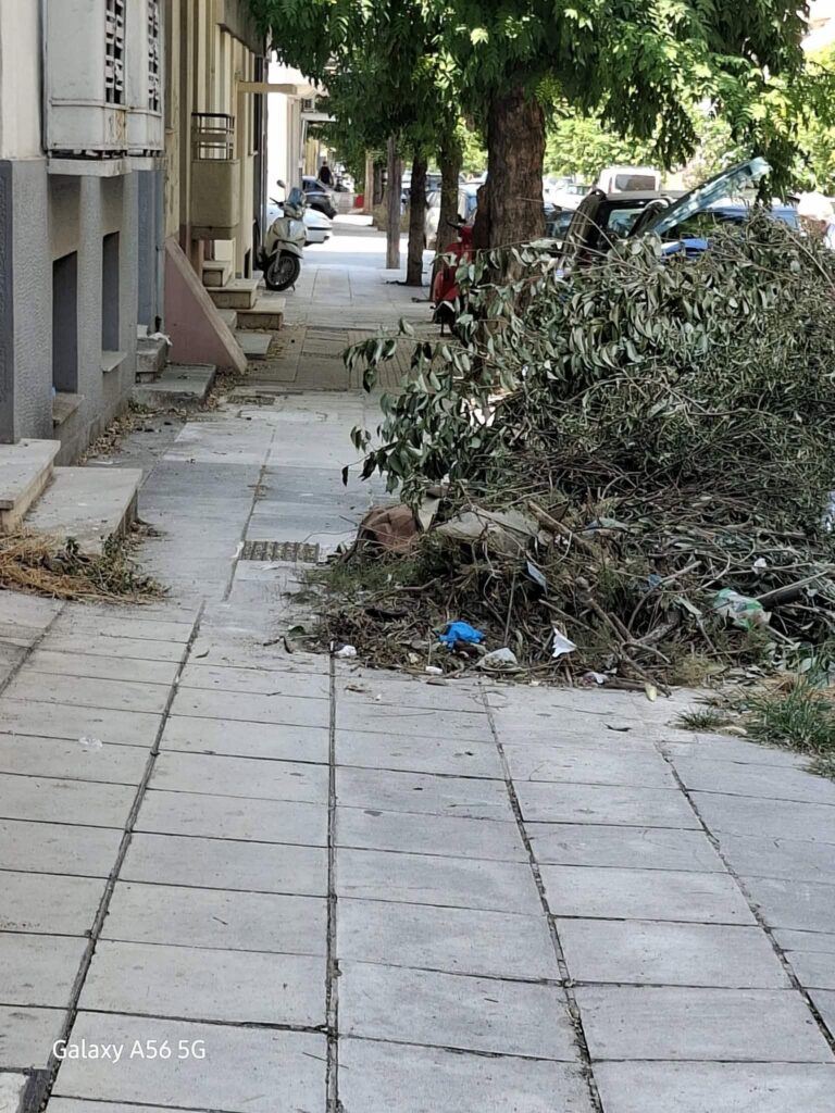 Πάτρα: Μετακινούμενοι κάδοι, σκουπίδια και αδιαφορία του δήμου στην οδό Σμύρνης ΦΩΤΟ