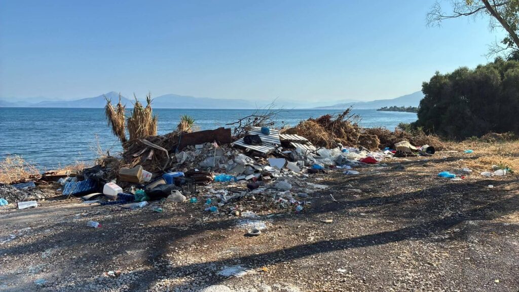 Αχαΐα: Μπάζα και σκουπίδια στην εθνική οδό δίπλα στη θάλασσα - Σε Καμίνια και Αλισσό ΦΩΤΟ