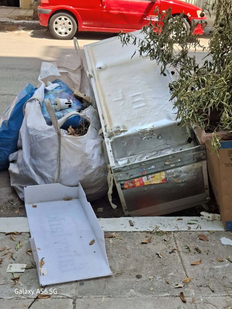 Πάτρα: Μετακινούμενοι κάδοι, σκουπίδια και αδιαφορία του δήμου στην οδό Σμύρνης ΦΩΤΟ