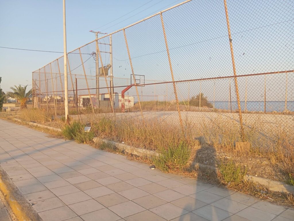 Ιτιές: Γήπεδο μπάσκετ με προδιαγραφές φθήνιας στον «Κόκκινο Μύλο» ΦΩΤΟ 8 Ιτιές: Γήπεδο μπάσκετ με προδιαγραφές φθήνιας στον «Κόκκινο Μύλο» ΦΩΤΟ