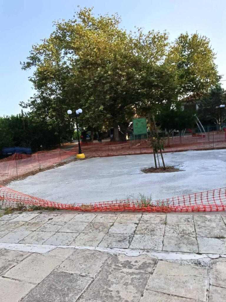Ροδιά: Ξεκίνησε η αποκατάσταση της πλατείας μετά το ξήλωμα του πλαστικού χλοοτάπητα ΦΩΤΟ