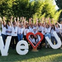 Τον Οκτώβριο το Welcome UP 2026 του Πανεπιστήμιο Πατρών ΦΩΤΟ 1 Ομάδα νέων με λευκά μπλουζάκια πανηγυρίζει μπροστά στις λέξεις "WE U…