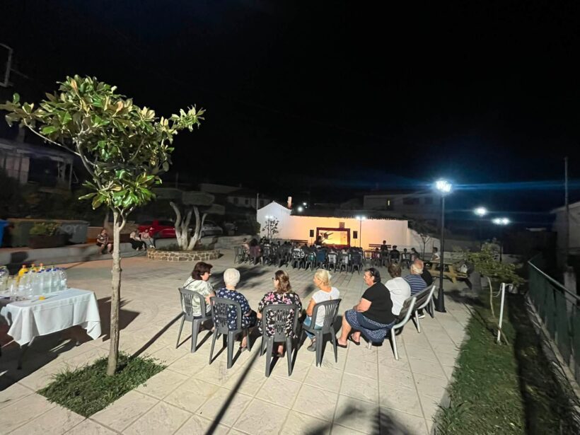 Παράσταση με τον Καραγκιόζη από τον Εκπολιτιστικό Σύλλογο Κρίνου ΦΩΤΟ 4 Κοινό παρακολουθεί παράσταση Καραγκιόζη σε πλατεία χωριού τη νύχτα.