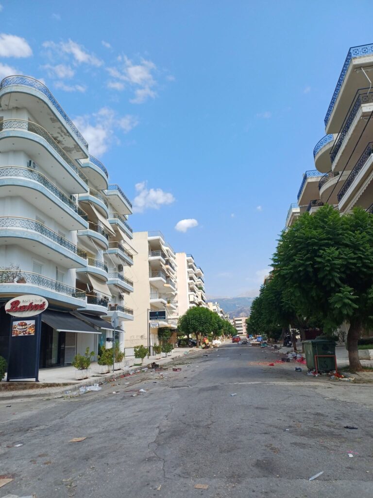 Αγυιά: Φρούτα, λαχανικά, ζουμιά, τελάρα, μπουκάλια, χαρτιά και...μύγες μετά τη Λαϊκή ΦΩΤΟ