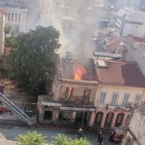 Πάτρα: Μέτρα της Αστυνομίας για τυχόν κατάρρευση του παλιού κτιρίου που κάηκε ΦΩΤΟ