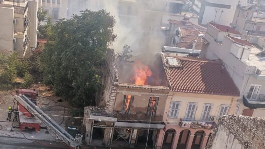 Πάτρα: Μέτρα της Αστυνομίας για τυχόν κατάρρευση του παλιού κτιρίου που κάηκε ΦΩΤΟ