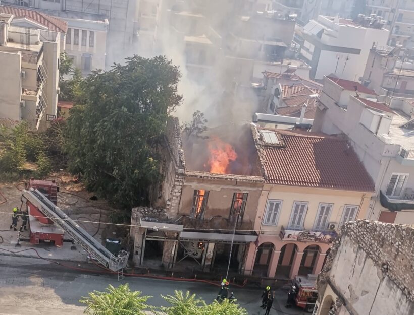 Πάτρα: Μέτρα της Αστυνομίας για τυχόν κατάρρευση του παλιού κτιρίου που κάηκε ΦΩΤΟ