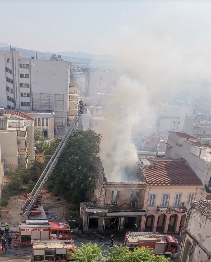 Πάτρα: Μέτρα της Αστυνομίας για τυχόν κατάρρευση του παλιού κτιρίου που κάηκε ΦΩΤΟ