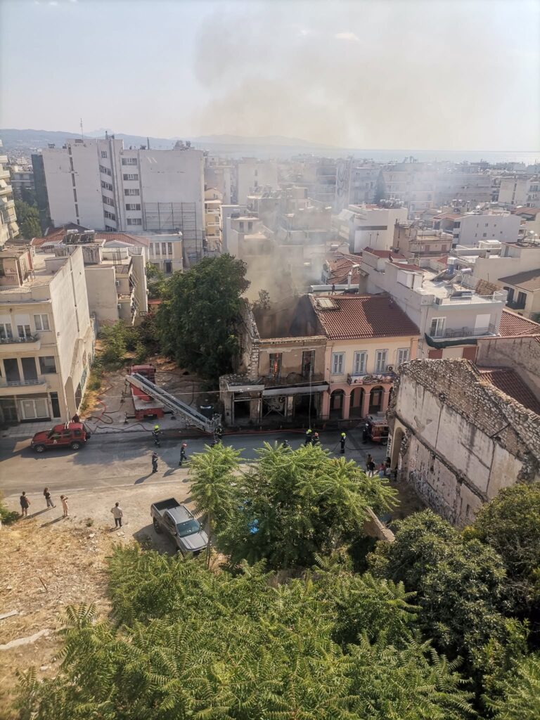 Πάτρα: Μέτρα της Αστυνομίας για τυχόν κατάρρευση του παλιού κτιρίου που κάηκε ΦΩΤΟ