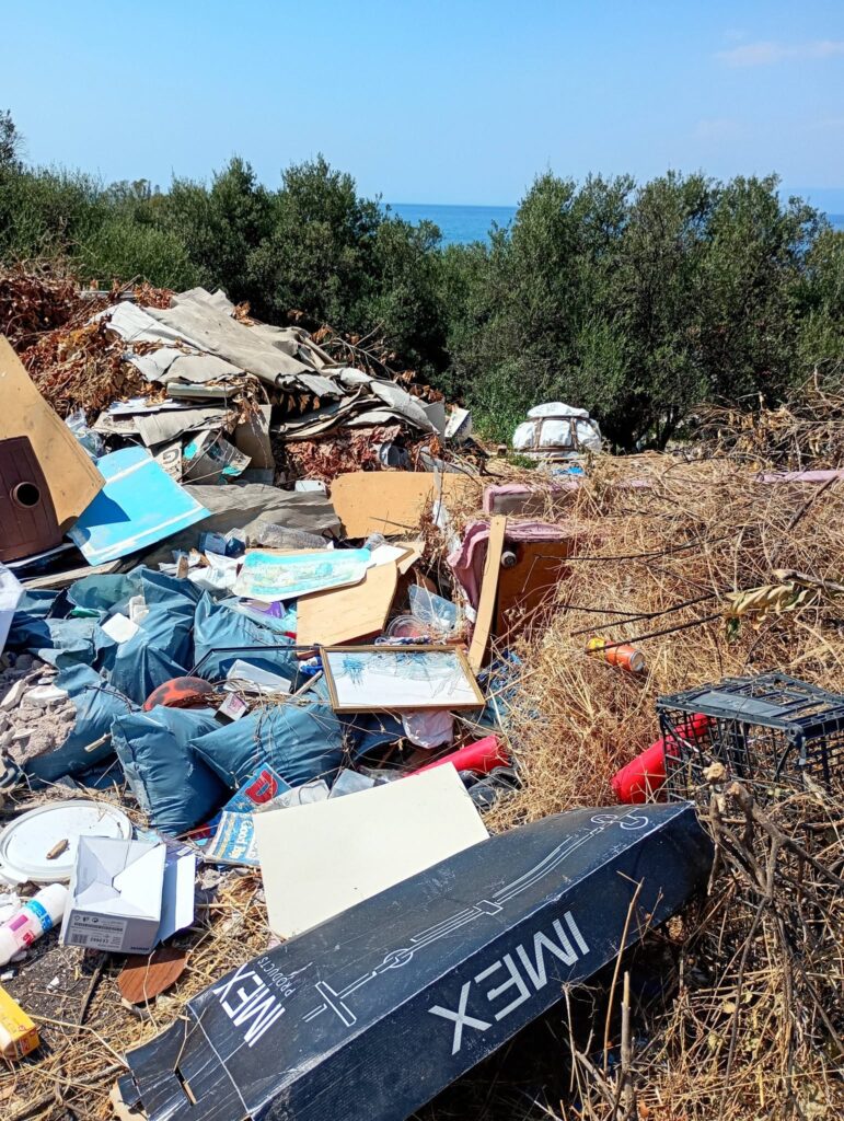 Βραχνέικα: Παράνομη χωματερή εν μέσω συναγερμού για πυρκαγιές – Καταγγελίες για απειλές και απόρριψη μπάζων ΦΩΤΟ 9 Βραχνέικα: Παράνομη χωματερή εν μέσω συναγερμού για πυρκαγιές – Καταγγελίες για απειλές και απόρριψη μπάζων ΦΩΤΟ