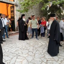 Πόλη με φωτισμένα κτήρια