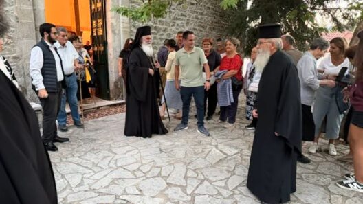 Πόλη με φωτισμένα κτήρια