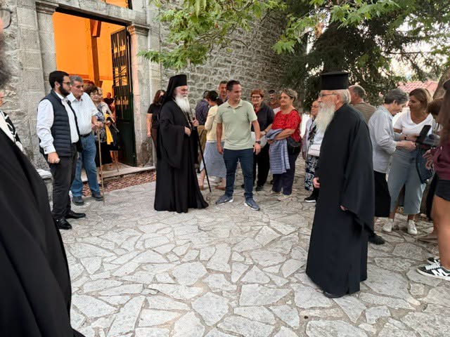 Πόλη με φωτισμένα κτήρια
