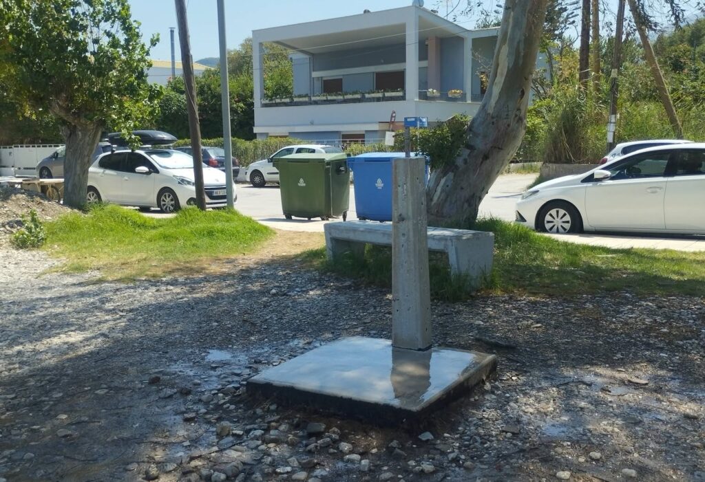 Πάτρα: Συνεχείς διαρροές και ελλείψεις στις ντουζιέρες της Πλαζ και του Καστελόκαμπου
