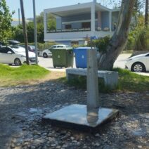 Πάτρα: Συνεχείς διαρροές και ελλείψεις στις ντουζιέρες της Πλαζ και του Καστελόκαμπου