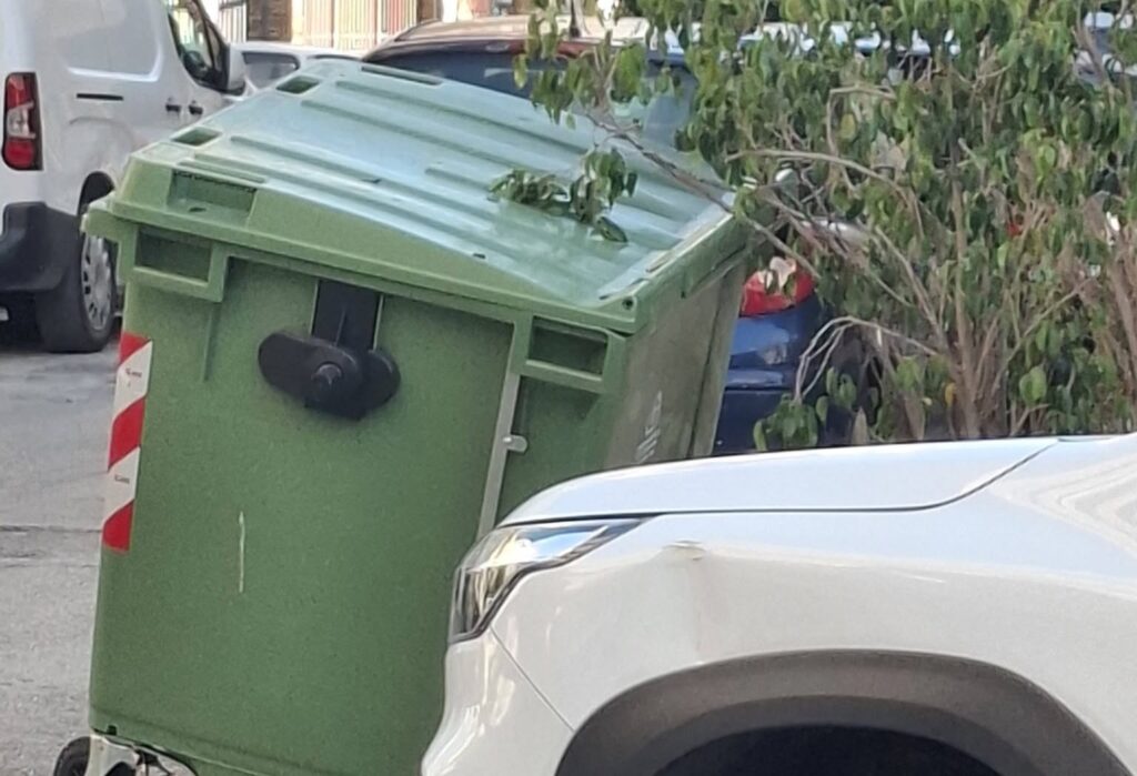 Πάτρα: «Σάρωσαν» οι ισχυροί άνεμοι - Κάδος έπεσε σε ΙΧ – Επικίνδυνη πτώση δέντρου ΦΩΤΟ 10 Πάτρα: «Σάρωσαν» οι ισχυροί άνεμοι - Κάδος έπεσε σε ΙΧ – Επικίνδυνη πτώση δέντρου ΦΩΤΟ