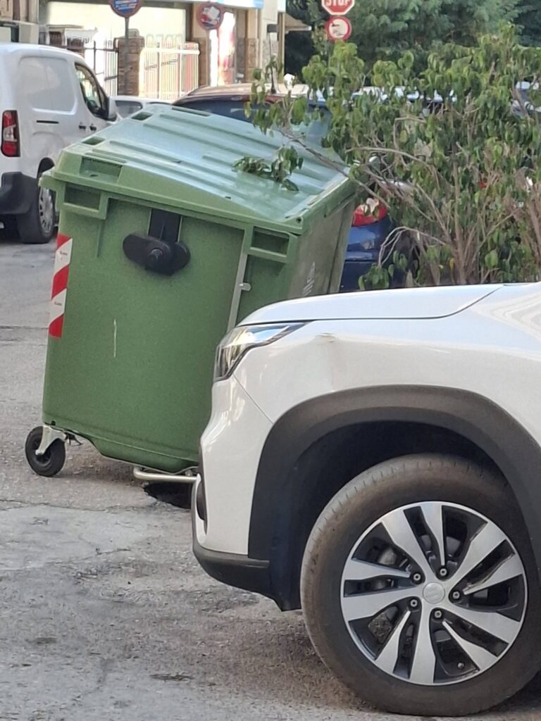 Πάτρα: «Σάρωσαν» οι ισχυροί άνεμοι - Κάδος έπεσε σε ΙΧ – Επικίνδυνη πτώση δέντρου ΦΩΤΟ 6 Πάτρα: «Σάρωσαν» οι ισχυροί άνεμοι - Κάδος έπεσε σε ΙΧ – Επικίνδυνη πτώση δέντρου ΦΩΤΟ