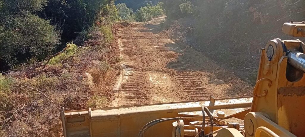 Φλόκα: Μηχανήματα μπήκαν στα καμένα – Αντιπυρικές ζώνες και διάνοιξη δρόμων και στο ΠέταΦΩΤΟ