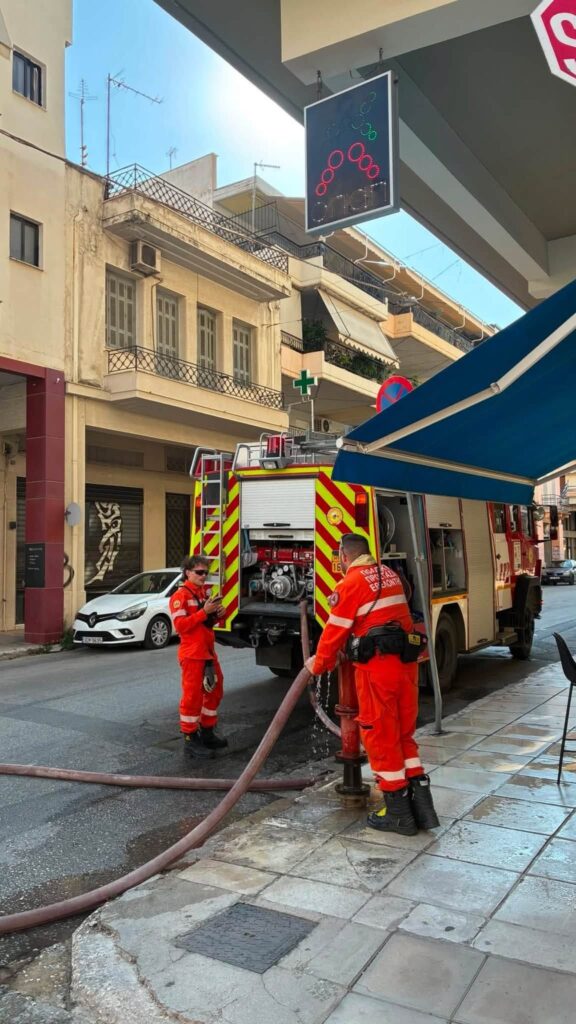 Πάτρα: Πώς αποσοβήθηκε ο κίνδυνος για τη γειτονιά στη φωτιά στο ιστορικό κέντρο ΒΙΝΤΕΟ-ΦΩΤΟ