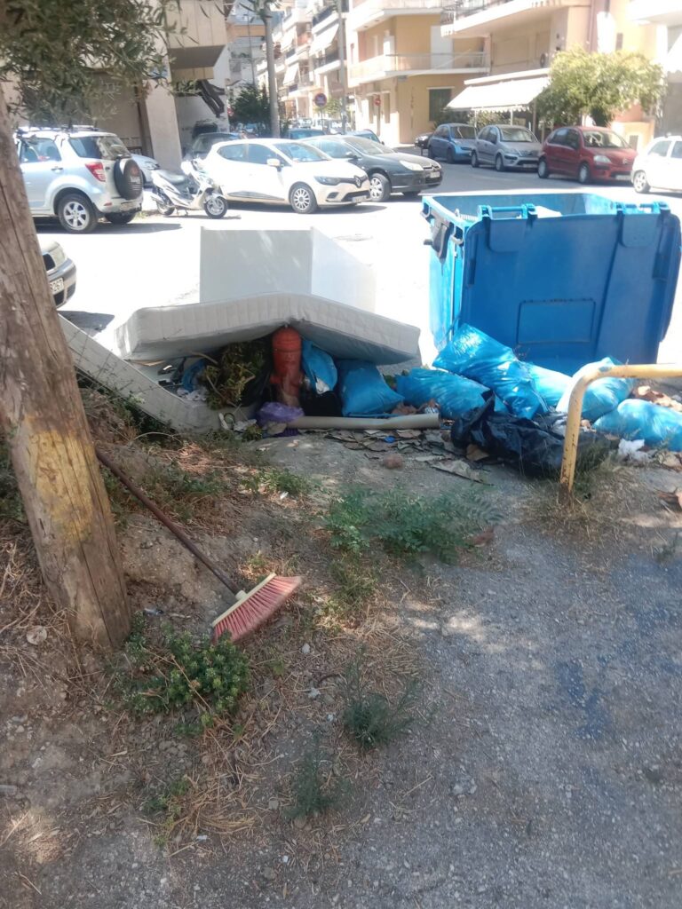 Πάτρα: Πυροσβεστικός κρουνός «πνιγμένος» στα σκουπίδια ΦΩΤΟ 5 Πάτρα: Πυροσβεστικός κρουνός «πνιγμένος» στα σκουπίδια ΦΩΤΟ