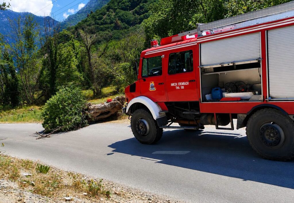 Πλατεία Καλαβρύτων με πυροσβεστικά