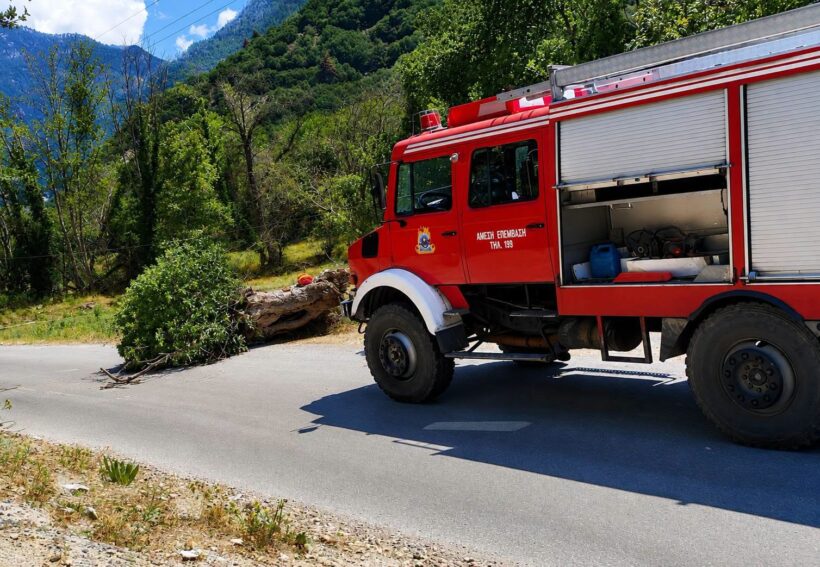 Πλατεία Καλαβρύτων με πυροσβεστικά