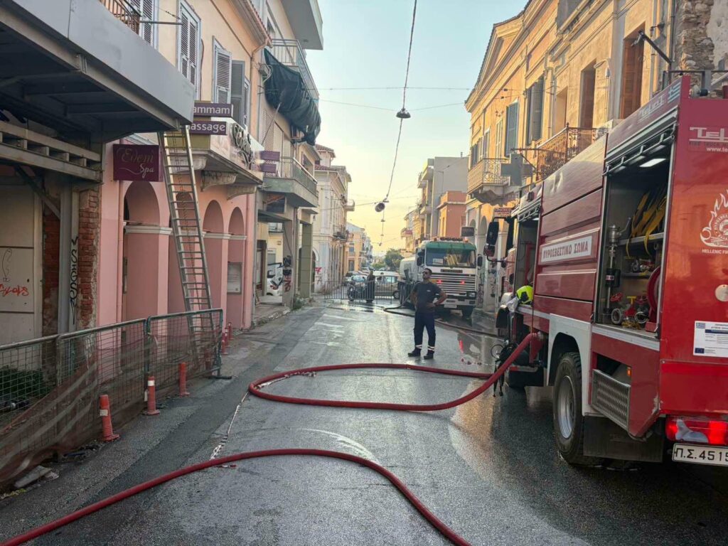 Πάτρα: Πώς αποσοβήθηκε ο κίνδυνος για τη γειτονιά στη φωτιά στο ιστορικό κέντρο ΒΙΝΤΕΟ-ΦΩΤΟ