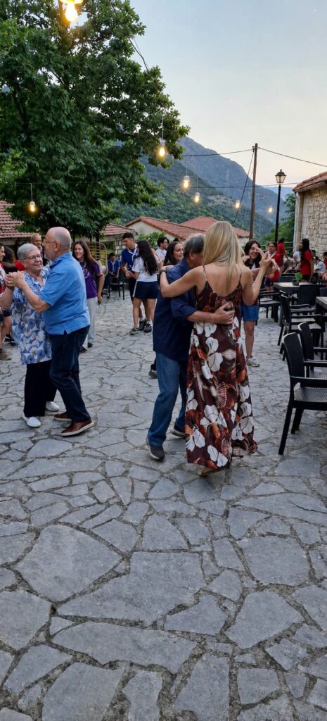 Το Σοποτό Καλαβρύτων φοράει τα γιορτινά του.