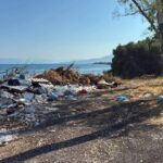 Αχαΐα: Μπάζα και σκουπίδια στην εθνική οδό δίπλα στη θάλασσα - Σε Καμίνια και Αλισσό ΦΩΤΟ