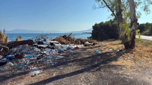 Αχαΐα: Μπάζα και σκουπίδια στην εθνική οδό δίπλα στη θάλασσα - Σε Καμίνια και Αλισσό ΦΩΤΟ 15 Σκουπίδια και μπάζα συσσωρευμένα στην άκρη του δρόμου δίπλα στη θά…