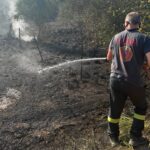 Λουσικά: Πυρκαγιά με ισχυρούς ανέμους αναστάτωσε το χωριό ΦΩΤΟ