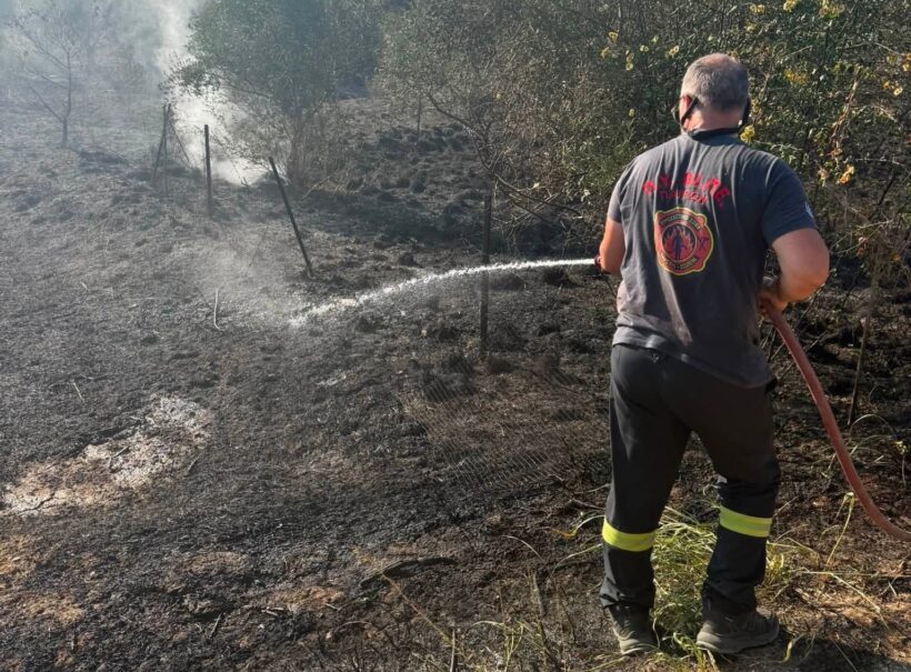 Λουσικά: Πυρκαγιά με ισχυρούς ανέμους αναστάτωσε το χωριό ΦΩΤΟ 4 Λουσικά: Πυρκαγιά με ισχυρούς ανέμους αναστάτωσε το χωριό ΦΩΤΟ