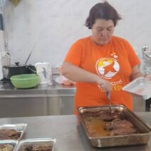 «Κουζίνα Αγάπης» με ένα κομμάτι της γιορτής αγάπης ΦΩΤΟ