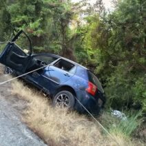 Αχαΐα: Όχημα έπεσε σε γκρεμό – Άγιο είχαν οι τρεις επιβαίνοντες ΦΩΤΟ 1 Μπλε αυτοκίνητο κρέμεται με σχοινιά στην άκρη ενός χωματόδρομου, έ…