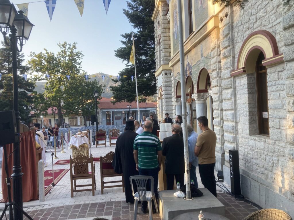 Υπαίθριος ο πανηγυρικός Αρχιερατικός εσπερινός στα Καλάβρυτα ΒΙΝΤΕΟ-ΦΩΤΟ