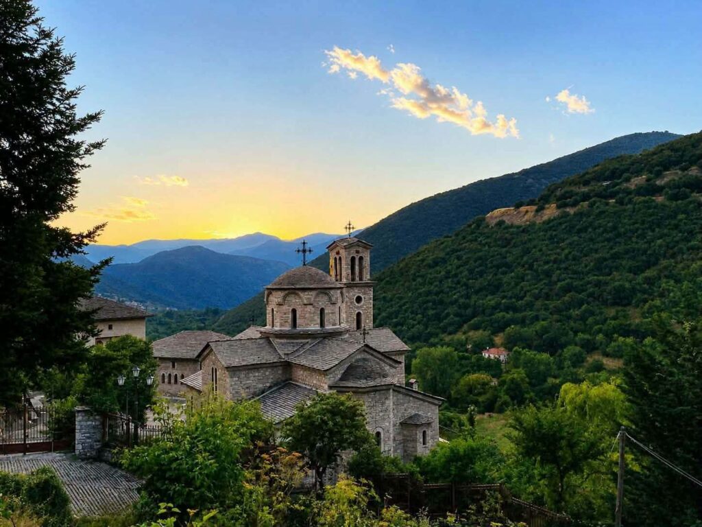 Το Σοποτό Καλαβρύτων φοράει τα γιορτινά του.