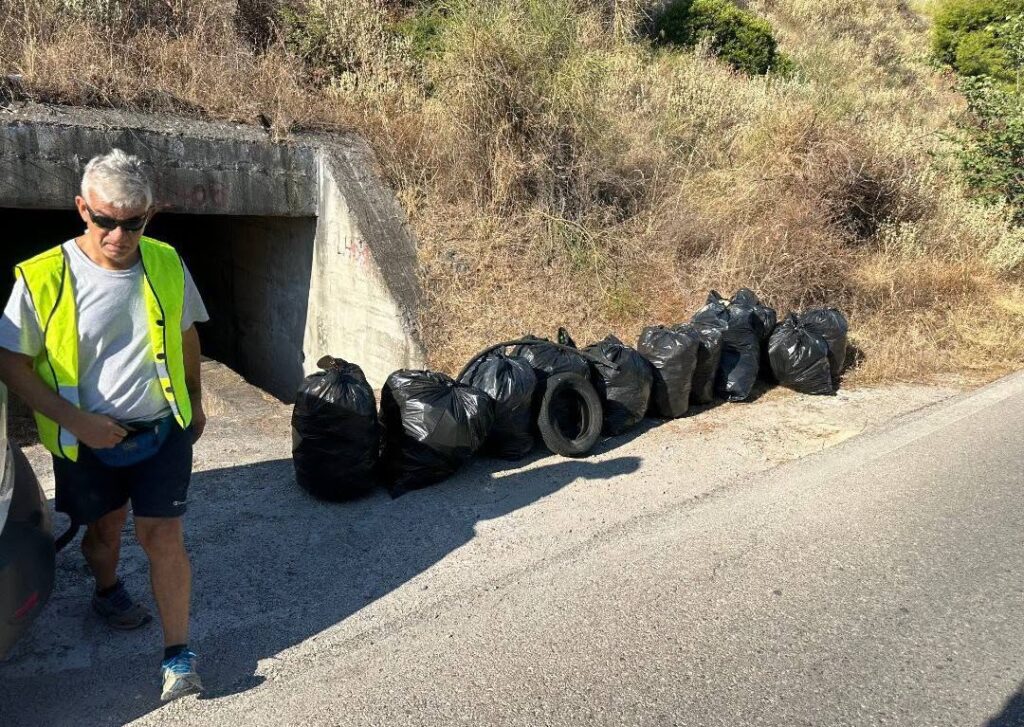 Τράπεζα: Εθελοντές παραθεριστές καθάρισαν μετά την αποκάλυψη «χωματερής» ΦΩΤΟ